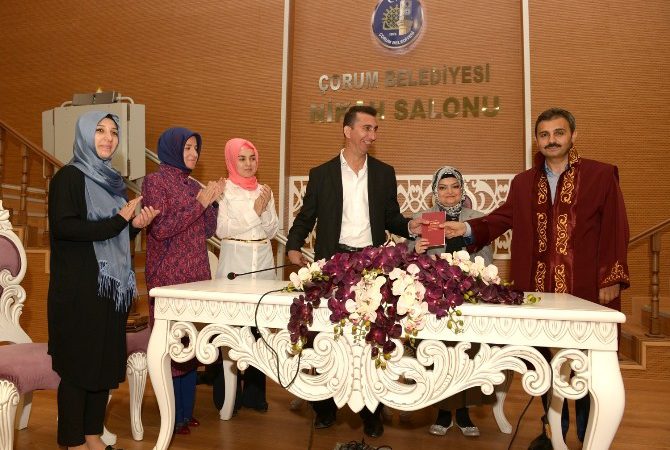 Çorum’da engelli gençlerin nikahını Belediye Başkanı Muzaffer Külcü kıydı. Çorum