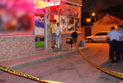 Kocaeli'nin İzmit ilçesinde bulunan bir internet kafe önünde sırtından tabanca