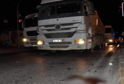 Şişli'de karşıdan karşıya geçmek isteyen bir yayaya hafriyat kamyonu çarptı.