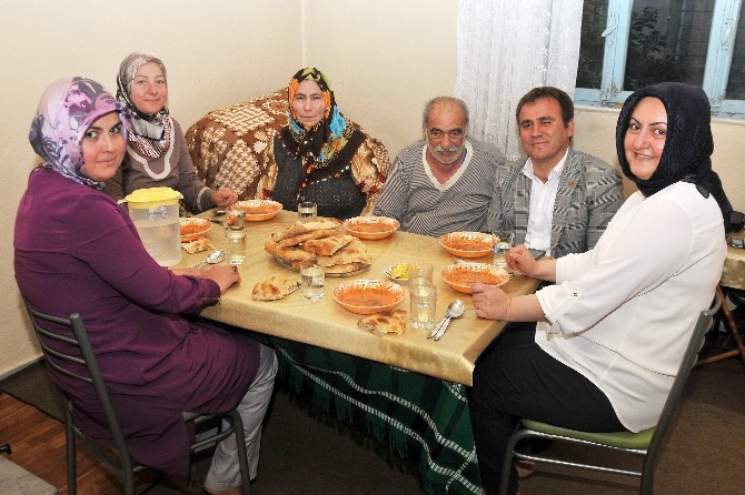 Başkan Çimen, Vatandaşların İftar Sofralarına Konuk Oluyor