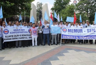Denizli Memur-Sen üyeleri Delikliçınar Meydanında basın açıklaması yaparak, Çin mallarını
