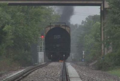 Raydan çıkan tren 5 bin kişiyi tahliye ettirdi