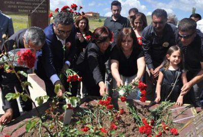 Sivas Katliamı'nın 22. yıldönümünde aydınlatılmasını isteyen binlerce kişi, Madımak Oteli'nde