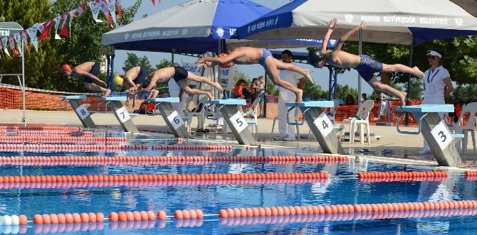Yüzme Şenliklerinde Genç Sporcular Kulaç Attı