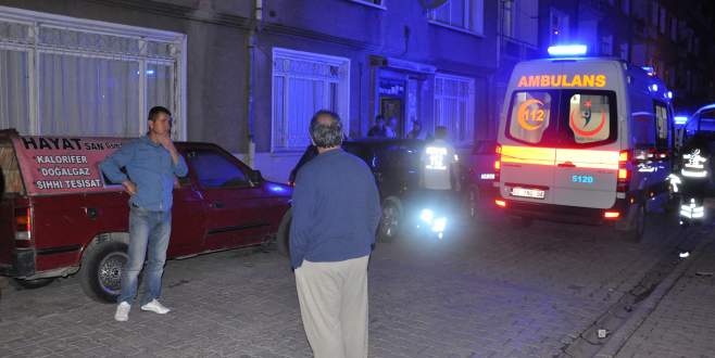 Annesini boğazını keserek öldürdü