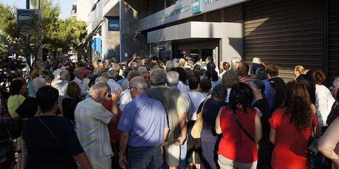 Yunanistan’da emekliler yine banka kuyruğunda