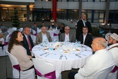 Düzce Belediyesi önünde düzenlenen “Kardeşlik İftarı” etkinliğine Düzce protokolünün yanı