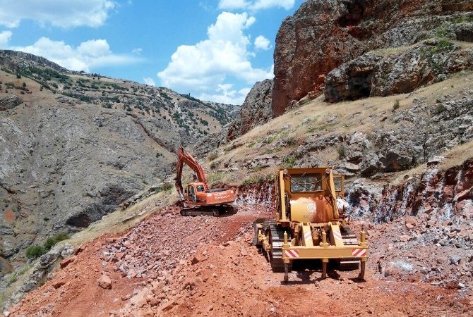 Arapgir ilçesinde 3 noktada yol çalışmaları yapan Malatya Büyükşehir Belediyesi,