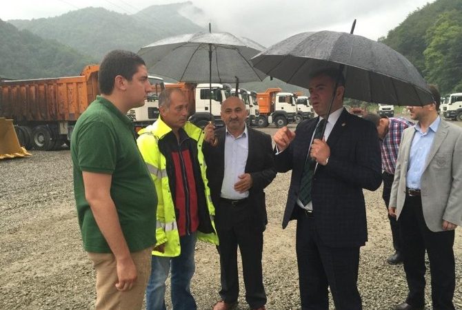 AK Parti Sinop Milletvekili Cengiz Tokmak, yol çalışmalarını yerinde inceleyerek