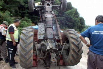 Sakarya Akyazı İlçesi'nde kum yüklü traktör yokuş yukarıya giderken
