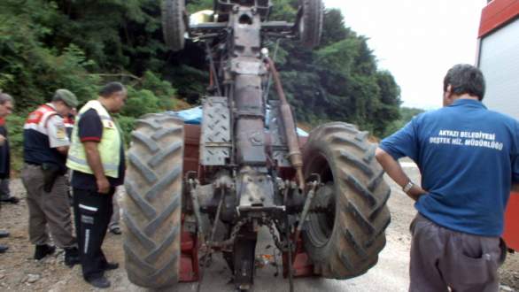 Sürücüsünün kulağı koptu Sakarya Akyazı İlçesi'nde kum yüklü traktör yokuş yukarıya giderken