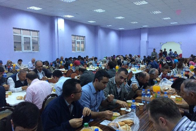 Çıldır Belediye Başkanlığı Çıldır halkını iftar yemeğinde bir araya getirdi.