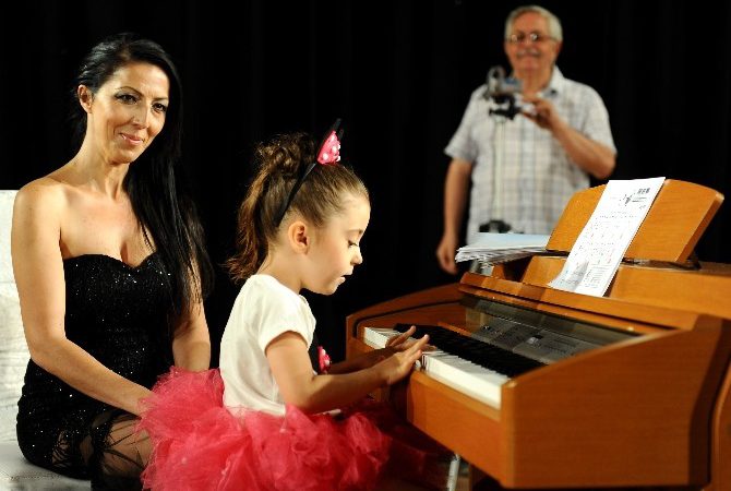 Karşıyaka Belediyesi tarafından düzenlenen kış dönemi kursları, muhteşem yıl sonu