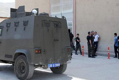 Hakkari'de Özel Harekat polisi Rahman Akyol nöbette, silahının ateş alması