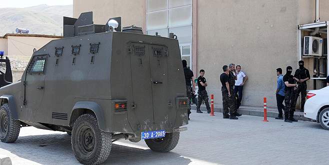 Özel Harekatçı, silahını temizlerken kendini vurdu Hakkari'de Özel Harekat polisi Rahman Akyol nöbette, silahının ateş alması
