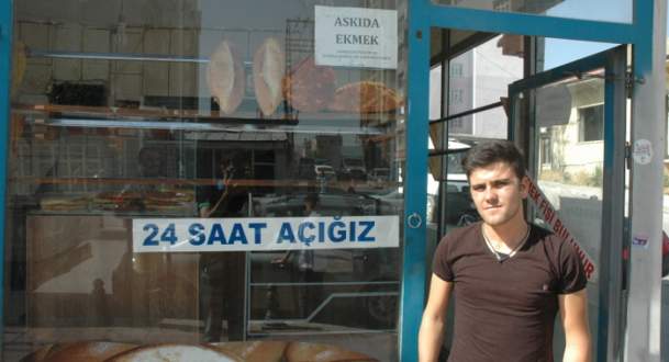 Fırın çalışanlarından anlamlı uygulama Van’da bir ekmek fırını çalışanları, "askıda ekmek" uygulamasını başlatarak çok