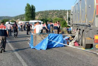 Manisa'da tarım işçilerini taşıyan açık kasa kamyonet ile süt kamyonunun
