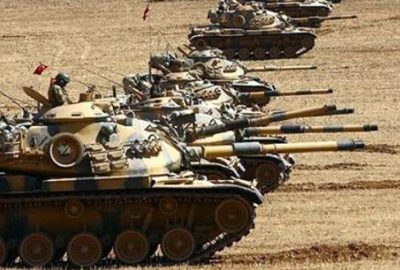 Kilis’te konuşlanan tankların namluları, Suriye'de IŞİD militanlarının bulunduğu bölgeye doğru