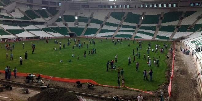 Ziyaretçilerin duyarsızlığı çim uzmanını ağlattı