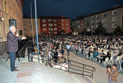 Kütahya Belediyesi’nin Meydan Mahallesi’nde düzenlediği iftar yemeğine yaklaşık 3 bin