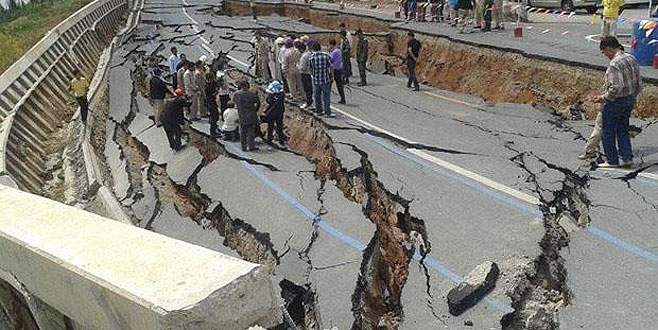 Yollar yarıldı, 3 şehir sıkıntıda! Yollar yarıldı, 3 şehir sıkıntıda!