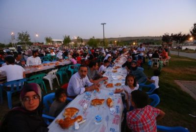 Van’ın Edremit Belediyesi, Ramazan ayı dolayısıyla düzenlediği iftar yemeğinde binlerce