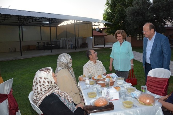 Özakcan, İftar Yemeğinde Şehit Aileleri Ve Gaziler İle Buluştu
