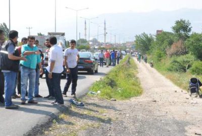 Denizli'nin Sarayköy İlçesi'nde, sürücüsünün kontrolünden çıkan otomobilin yol kenarında çocuklarıyla