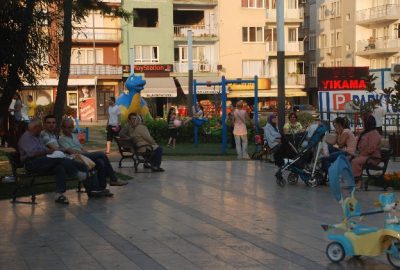 Aydın’da sıcakların kendisini iyice hissettirmesiyle birlikte oruç tutan vatandaşlar serinlemek
