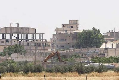 DAEŞ iş makineleriyle hendek kazıyor