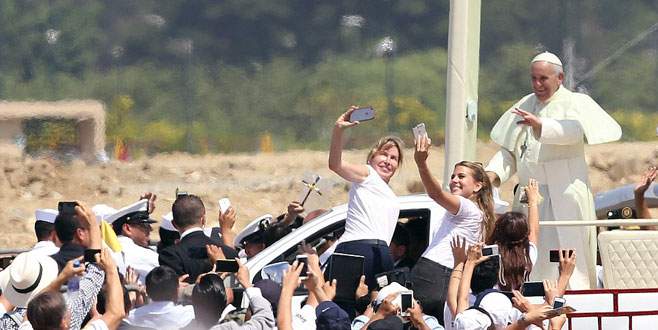 Papa ‘pop star’ gibi