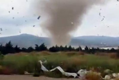 Isparta'da hortum OSB'deki fabrika çatılarında zarara neden oldu.
