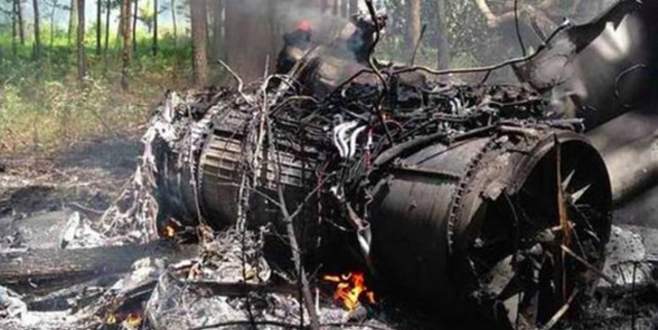 F-16 yolcu uçağıyla çarpıştı
