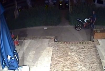 Diyarbakır’da bir iş yeri önündeki motosikletin çalınma anı güvenlik kamerasına