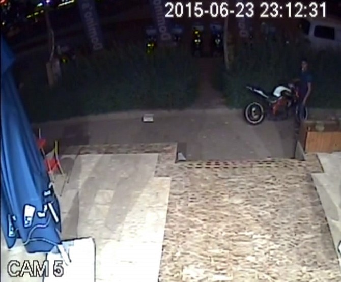 Diyarbakır’da bir iş yeri önündeki motosikletin çalınma anı güvenlik kamerasına