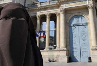 Fransa’da Müslüman kadının yurt dışı yasağı bozuldu