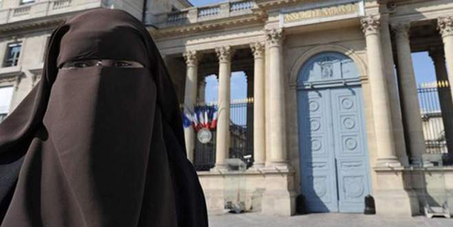 Fransa’da Müslüman kadının yurt dışı yasağı bozuldu