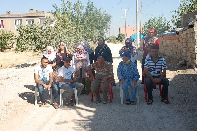 Tozlu Yolda, Sandalyeli Oturma Eylemi