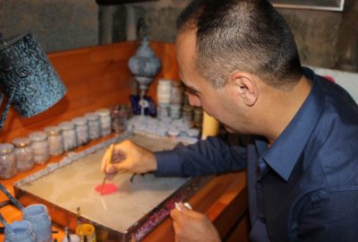 16 yıldır ‘Ebru’ sanatı ile uğraşan Hüseyin Garan, iftardan sonra