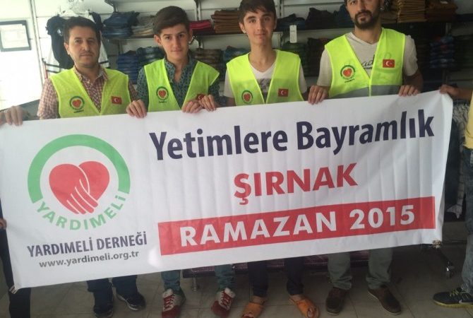 Şırnak’ın Silopi ilçesinde Yardımeli Derneği tarafından yetim çocuklara bayramlık, ailelerine