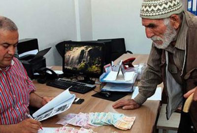 Hatay'da cami önünde dilenirken yakalanan yaşlı bir dilencinin üzerinden 5