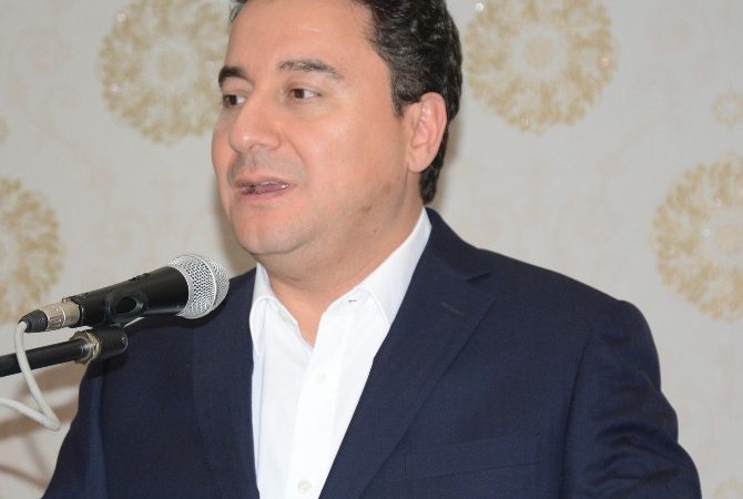 Başbakan Yardımcısı Ali Babacan, Aksaray’da protokol üyeleriyle birlikte iftarını yaptı.