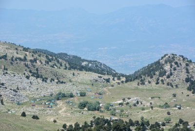 Hava sıcaklığının 35 dereceleri bulduğu Fethiye-Seydikemer’de Toroslar’ın zirvesinde yer alan
