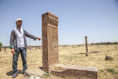 Bitlis’in Ahlat ilçesinde bulunan Selçuklu Mezarlığı’nda yapılan liken temizliği ve