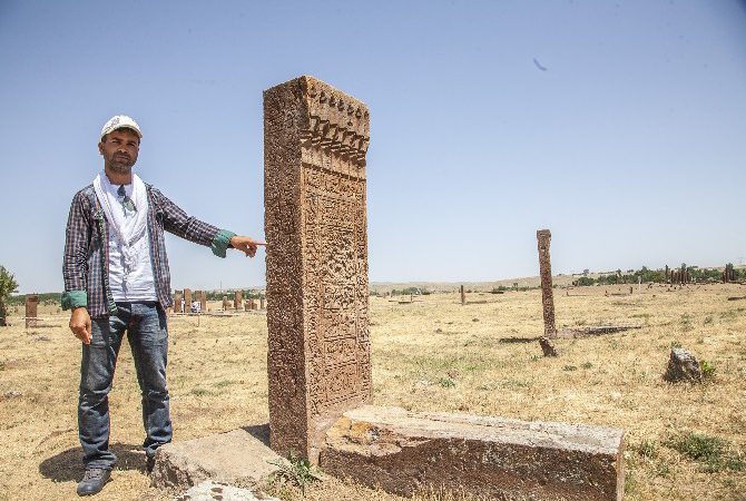 Bitlis’in Ahlat ilçesinde bulunan Selçuklu Mezarlığı’nda yapılan liken temizliği ve