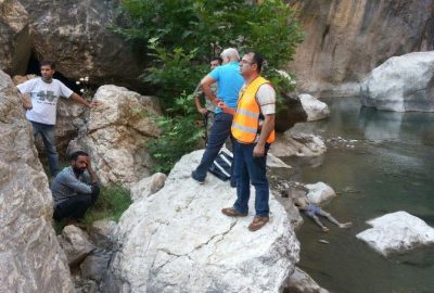 Adıyaman’ın Kahta ilçesinde bir genç, kayalıkların üzerinden suya düşerek boğuldu.