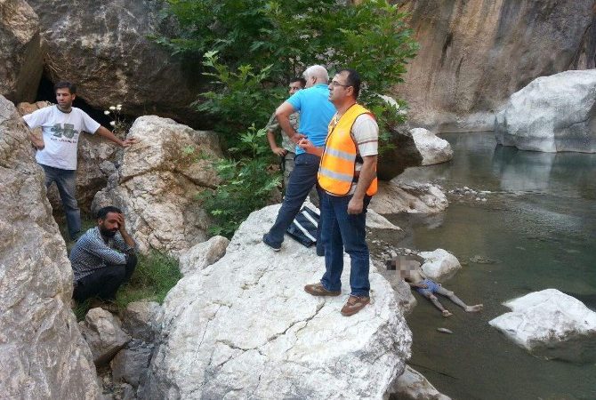 Adıyaman’ın Kahta ilçesinde bir genç, kayalıkların üzerinden suya düşerek boğuldu.