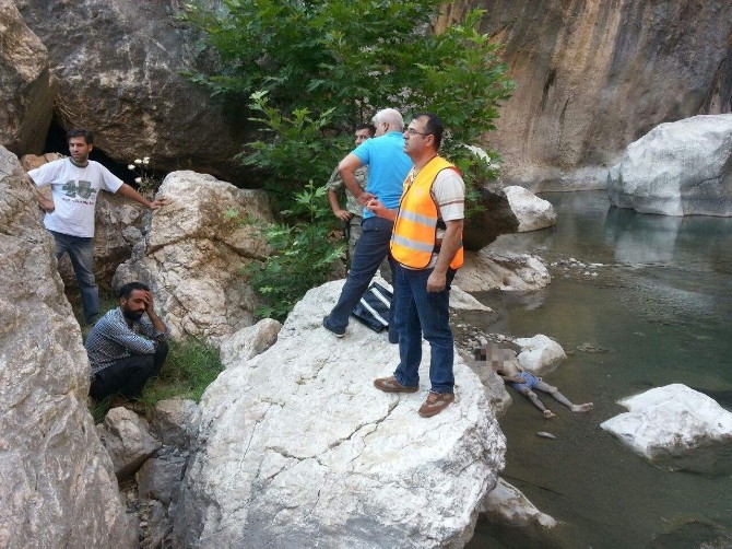 Kayalıklardan Suya Düşen Genç Boğuldu