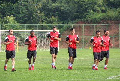 Eskişehirspor’un 9 günlük Kartepe kampı başladı. Günü çift antrenman ile