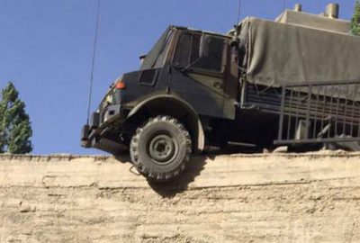 Hakkari'de seyir halindeki askeri araç sürücüsünün direksiyon hakimiyetini kaybetmesiyle bir